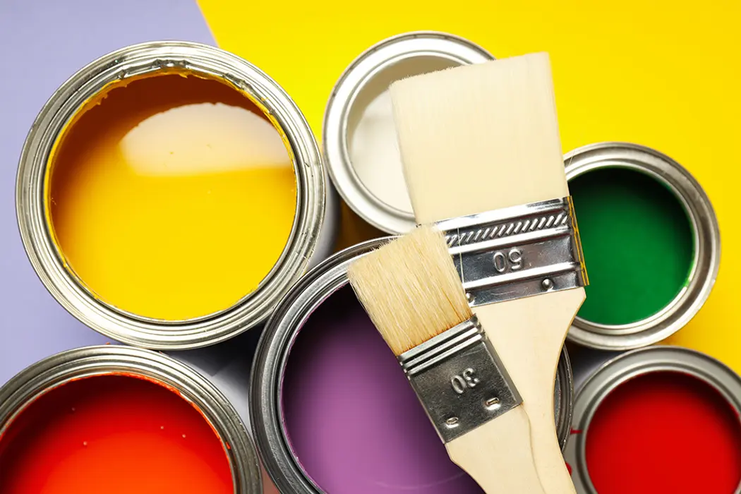 Rolo de lã, pincel e bandeja para pintura sobre lona plástica Rolo de lã, pincel e bandeja para pintura sobre lona plástica