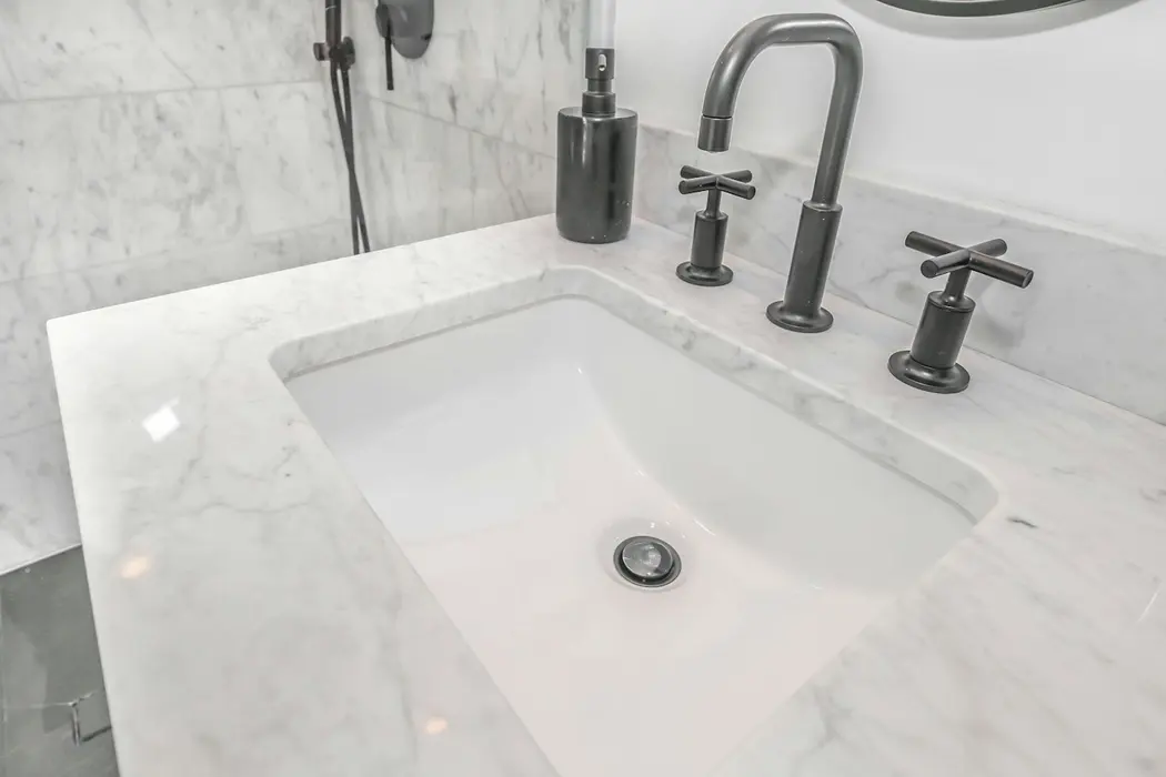 Vaso sanitário, pia de cozinha e acessórios de inox na seção de louças e metais sanitários do Lojão Acabamentos em Águas Lindas Vaso sanitário, pia de cozinha e acessórios de inox na seção de louças e metais sanitários do Lojão Acabamentos em Águas Lindas