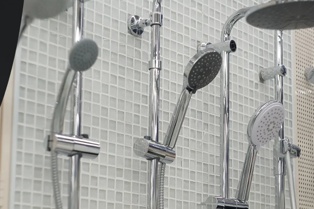 Chuveiro elétrico e ducha de vários modelos expostos ao lado de resistências de reposição