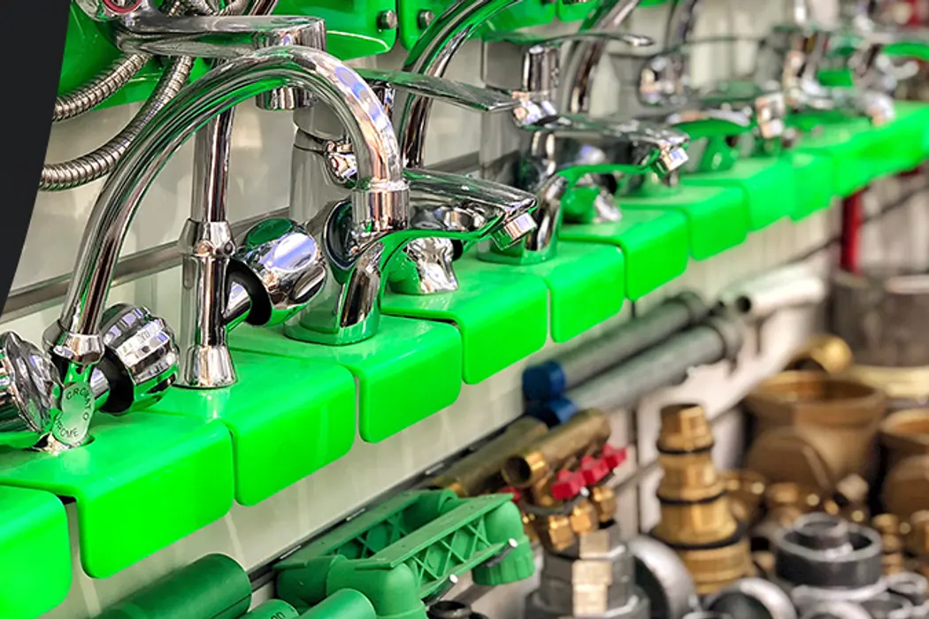 Material hidráulico em Águas Lindas: tubos de PVC, conexões, registros e torneiras nas prateleiras da loja Material hidráulico em Águas Lindas: tubos de PVC, conexões, registros e torneiras nas prateleiras da loja