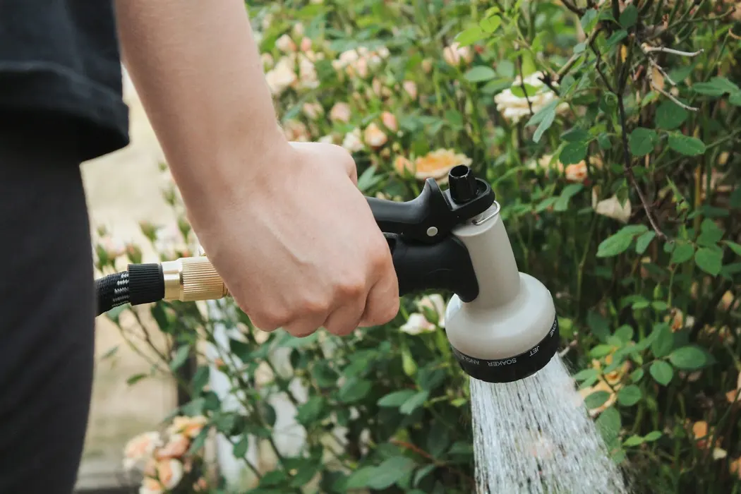 Mangueira de jardim, esguicho, rastelo e produtos para piscina na seção de jardim e lazer do Lojão Acabamentos em Águas Lindas