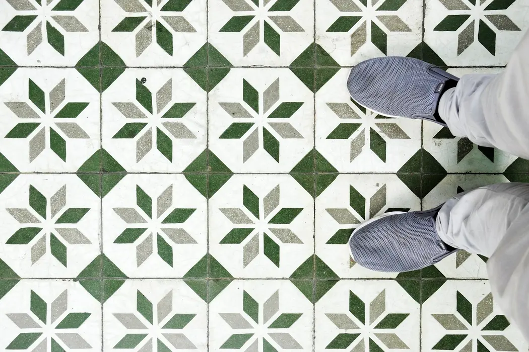 Peças de pisos e revestimentos cerâmicos expostas na loja em Águas Lindas Peças de pisos e revestimentos cerâmicos expostas na loja em Águas Lindas