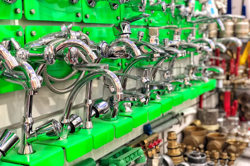 Torneiras e reparos hidráulicos: torneiras de metal e PVC ao lado de reparos e acabamentos de registro Torneiras e reparos hidráulicos: torneiras de metal e PVC ao lado de reparos e acabamentos de registro